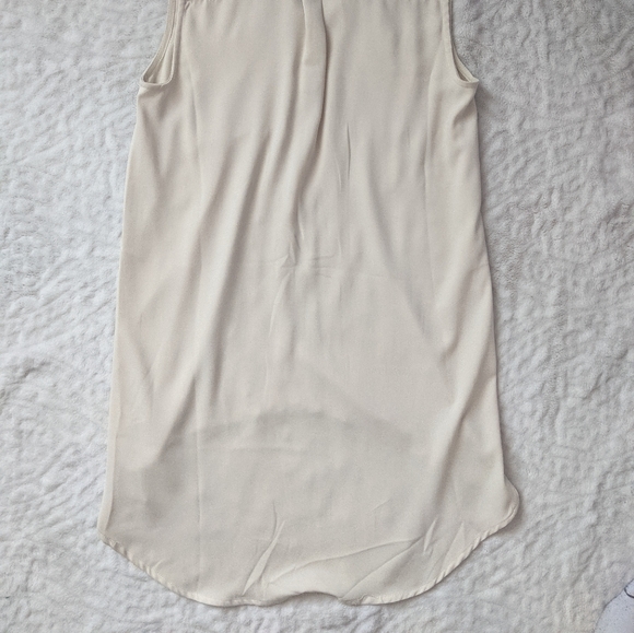 High-Low Buttoned Down Blouse - Picture 3 of 4